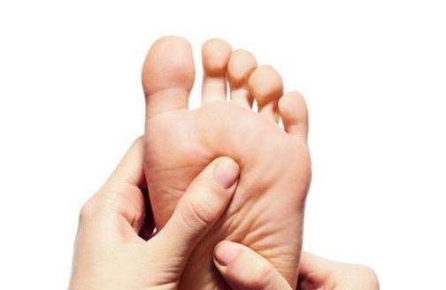 女人脚肿怎么回事，小心这4种疾病