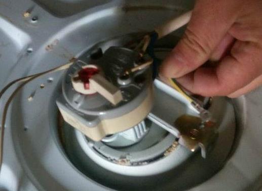 热水器漏水的原因及维修方法