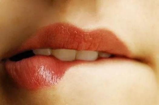 嘴唇干裂怎么处理，6种护理方法学起来