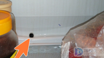 电冰箱排水孔冰堵怎么处理(怎么清洗冰箱里的排水孔)