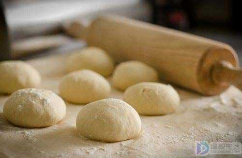 做面包怎么揉面(做面包需要发酵多久)