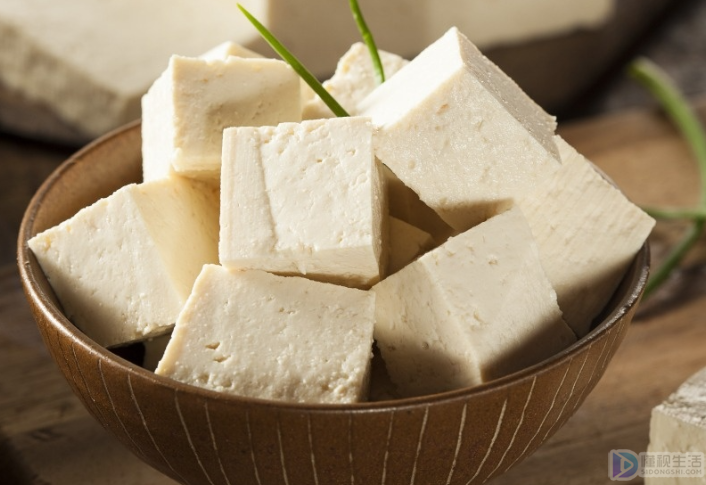 卤水豆腐和石膏豆腐有什么区别(石膏豆腐与卤水豆腐有何不同?(营养和口感))