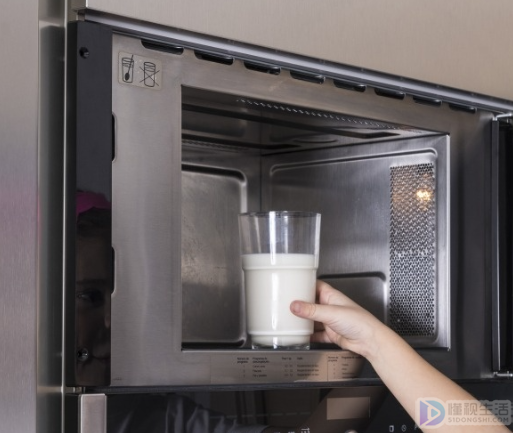 微波炉热牛奶的正确方法要不要盖盖子(微波炉热牛奶的正确方法)