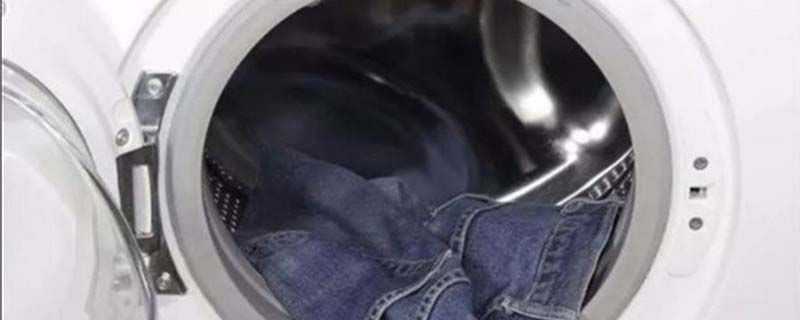 第一次怎样洗牛仔裤不会掉色(新买的牛仔裤怎么洗不掉色最有效的方法)
