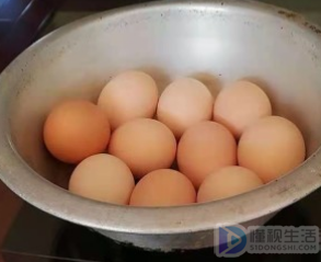 鸡蛋打开后有白色絮状物能吃吗(鸡蛋打开后有白色絮状物和黑点还能吃吗)