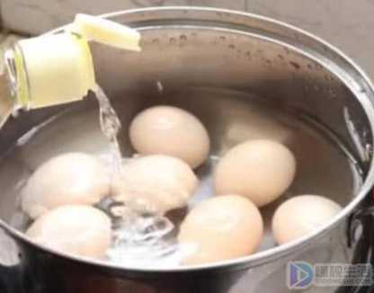 煮鸡蛋冷水下锅还是热水煮几分钟(煮鸡蛋冷水下锅还是热水下锅)