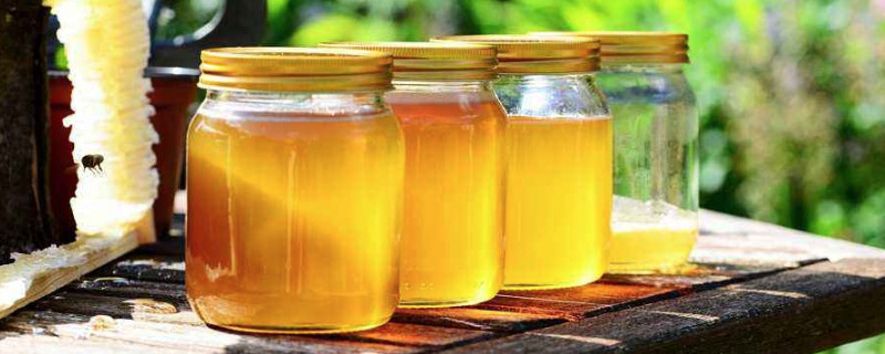 蜂蜜可以放冰箱吗可以放多久可以吃(蜂蜜能放多久可以放冰箱吗)