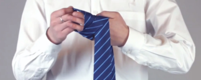 领带的系法 步骤(领带的系法慢动作视频)