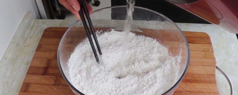 糯米粉用热水还是冷水和面做丸子(糯米粉用热水还是冷水和面做汤圆)
