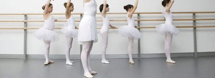 芭蕾小踢腿的要点和要求(小踢腿的要点和要求视频)