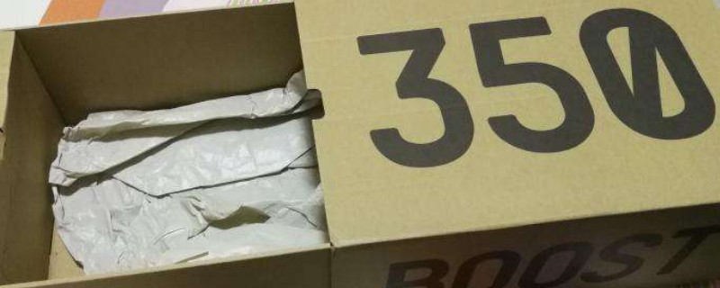 yeezy鞋盒钢印在哪里(yeezy鞋盒钢印在哪里椰子鞋盒能卖多少钱)