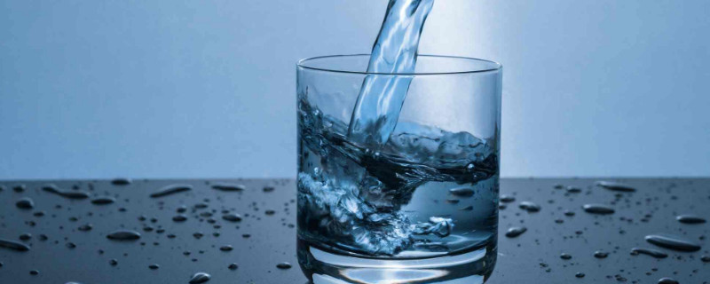 一个成人每天喝多少水合适(成人每天喝多少水合适?)