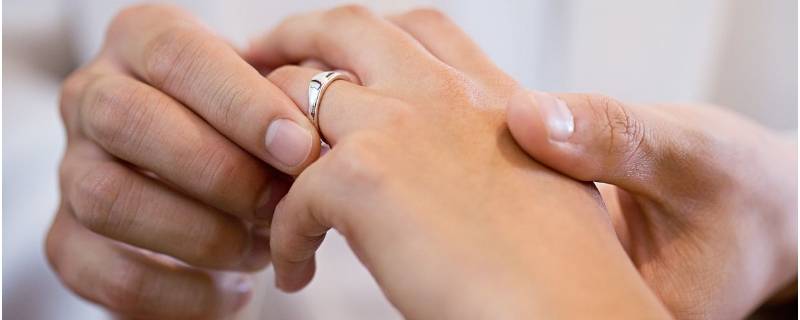 女结婚戒指戴左手还是右手比较好(结婚戒指女的戴左手还是右手)