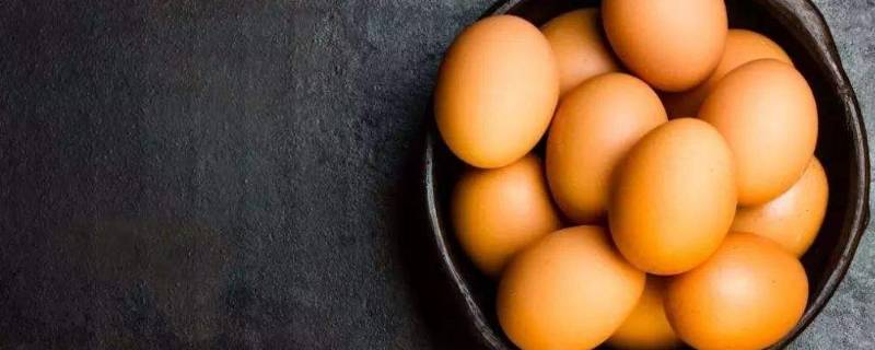鸡蛋煮熟了蛋白发黑怎么回事(鸡蛋煮出来蛋白发黑)