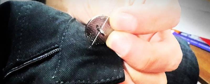 两孔纽扣怎么缝在衣服上(纽扣怎么缝在衣服上视频)