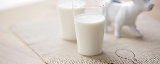 刚挤的鲜牛奶怎么加热可以放多久(刚挤的鲜牛奶怎么加热还用加冷水吗?)