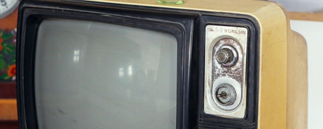 为什么彩色电视机变黑白了(老式电视变成黑白怎么调回彩色)