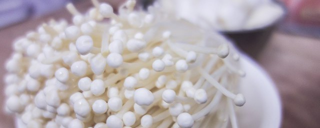又细又长的白色蘑菇是什么蘑菇?(又细又长的蘑菇白色叫什么)