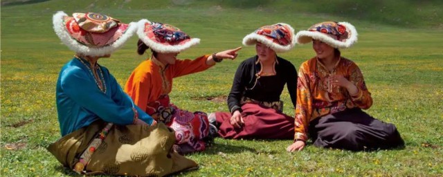 藏族服饰的总特点是什么?,藏族服饰有什么特点