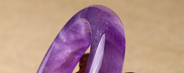紫色手镯是什么材质(紫色的玉手镯是什么材质的)