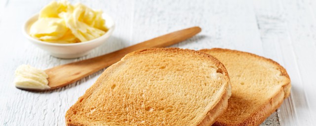 为什么面包片要烤一下吃,面包片为什么要在面包机里烤一下