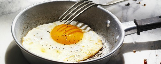 铁锅怎样煎鸡蛋不粘锅,铸铁锅煎鸡蛋怎么才能不粘锅