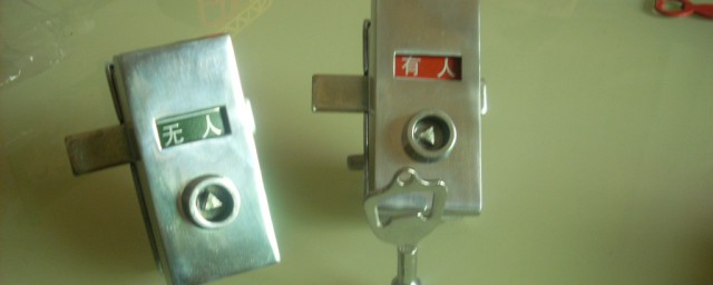 卫生间门反锁了怎么简易开锁(卫生间的门反锁了外面如何打开)