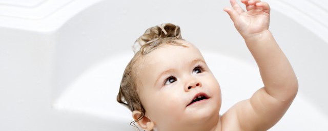 宝宝头上胎脂怎么才能洗干净(三个月宝宝头上胎脂怎么才能洗干净)