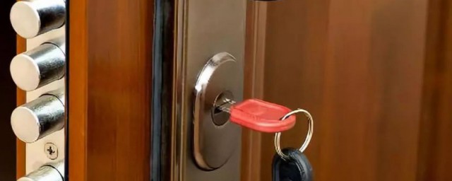 里面门反锁了外面钥匙打不开(门里面插了钥匙外面打不开怎么办)
