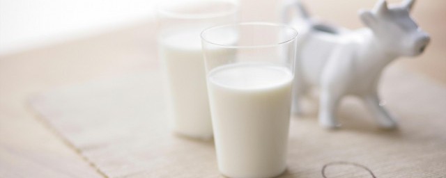 喝牛奶多久可以吃柿子能一起吃吗,喝牛奶多久可以吃柿子饼