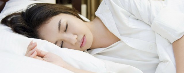 怎样的睡姿能减肥正确的睡姿(什么样的姿势睡觉容易瘦)