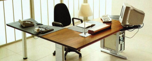 办公室办公桌怎么摆放有利于风水(办公室办公桌布置风水禁忌)