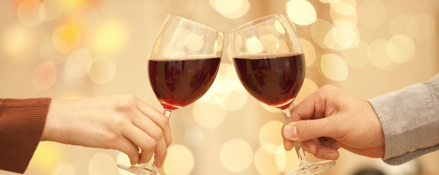 女人常喝红酒对身体有什么好处(女人喝红酒有哪些好处和坏处)