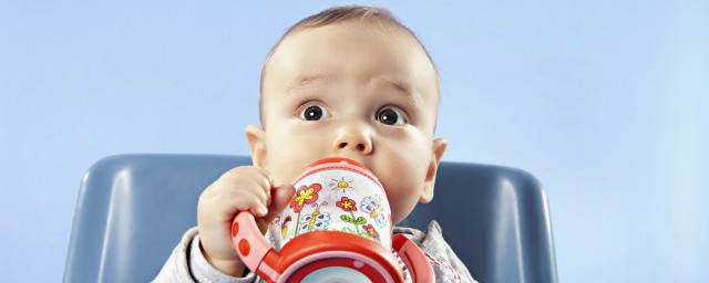 新生兒老是吐奶是什么原因導致的? 新生兒寶寶老是吐奶怎么回事啊