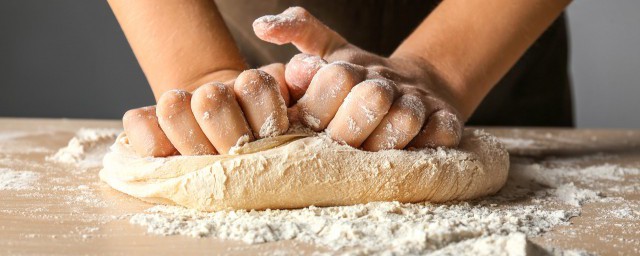 面包粉与高筋面粉的区别(高筋粉与面包粉的区别)